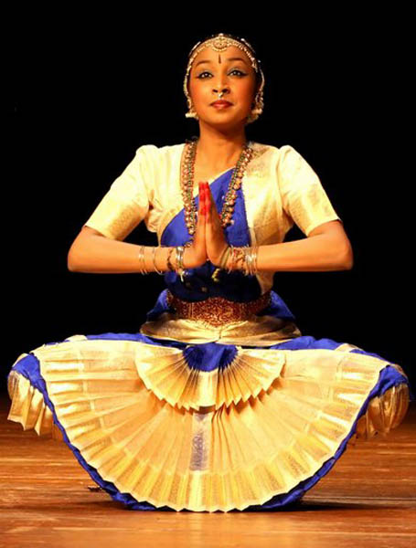 Apprentice Amudha Pazhanisamy performing, Bharatanatyam dance, ; Burlington, Massachusetts;